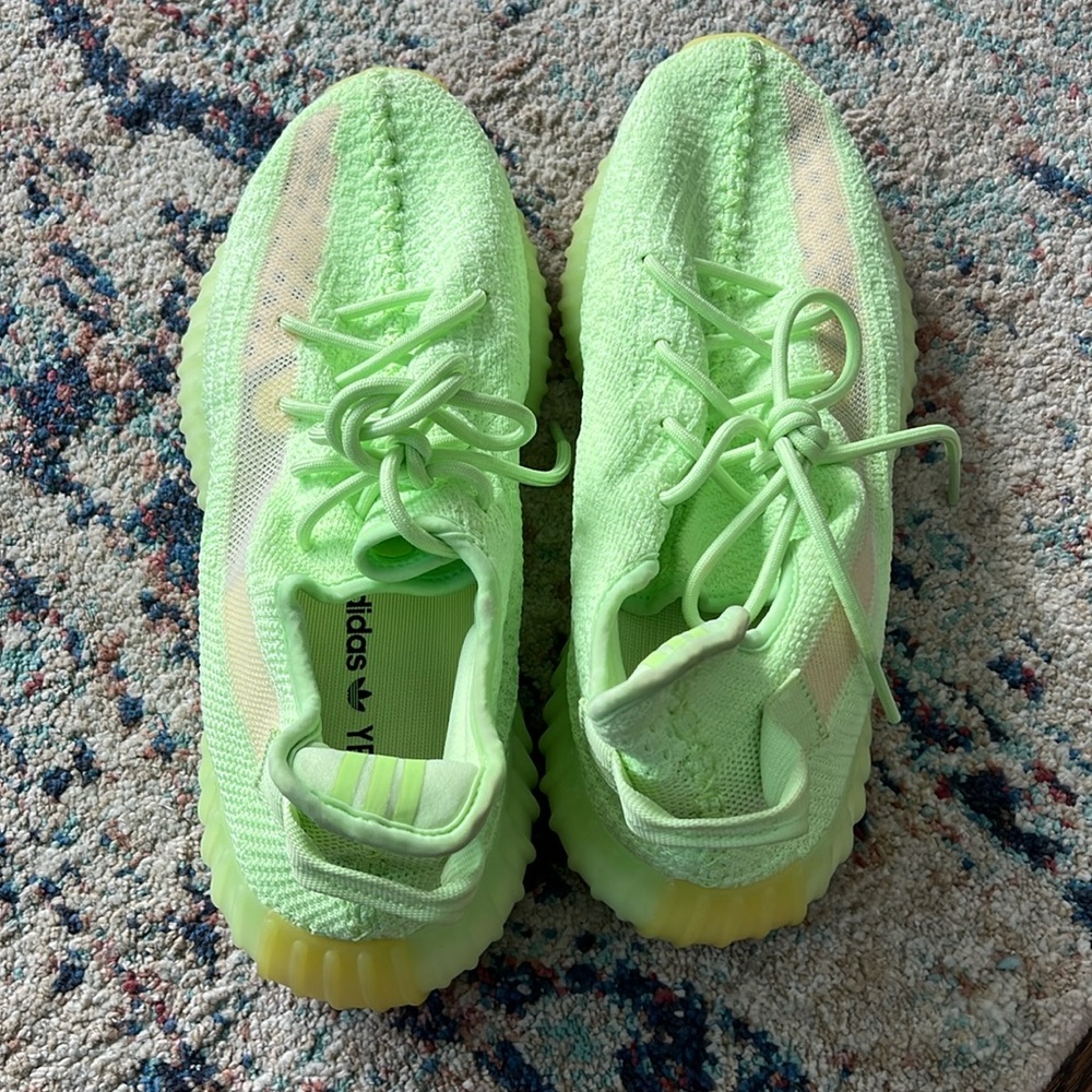adidas Yeezy Boost 350 V2. Color Glow. EG5293